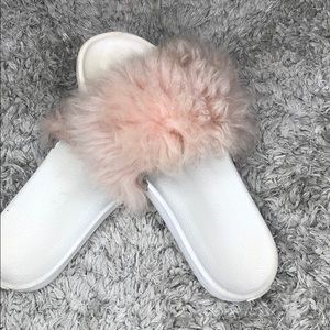 PRICE DROP ‼️ Pink fuzzy ugg slides